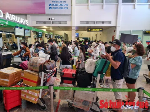 Người dân đổ về quê ăn Tết, sân bay Tân Sơn Nhất kẹt cứng